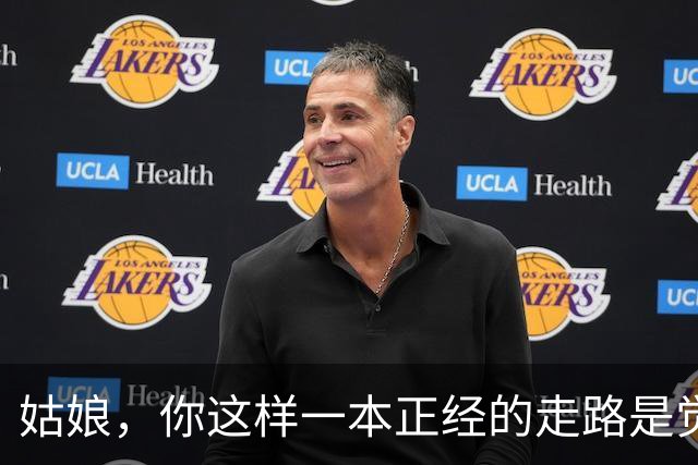 姑娘，你这样一本正经的走路是觉得路人都在瞩目你嘛